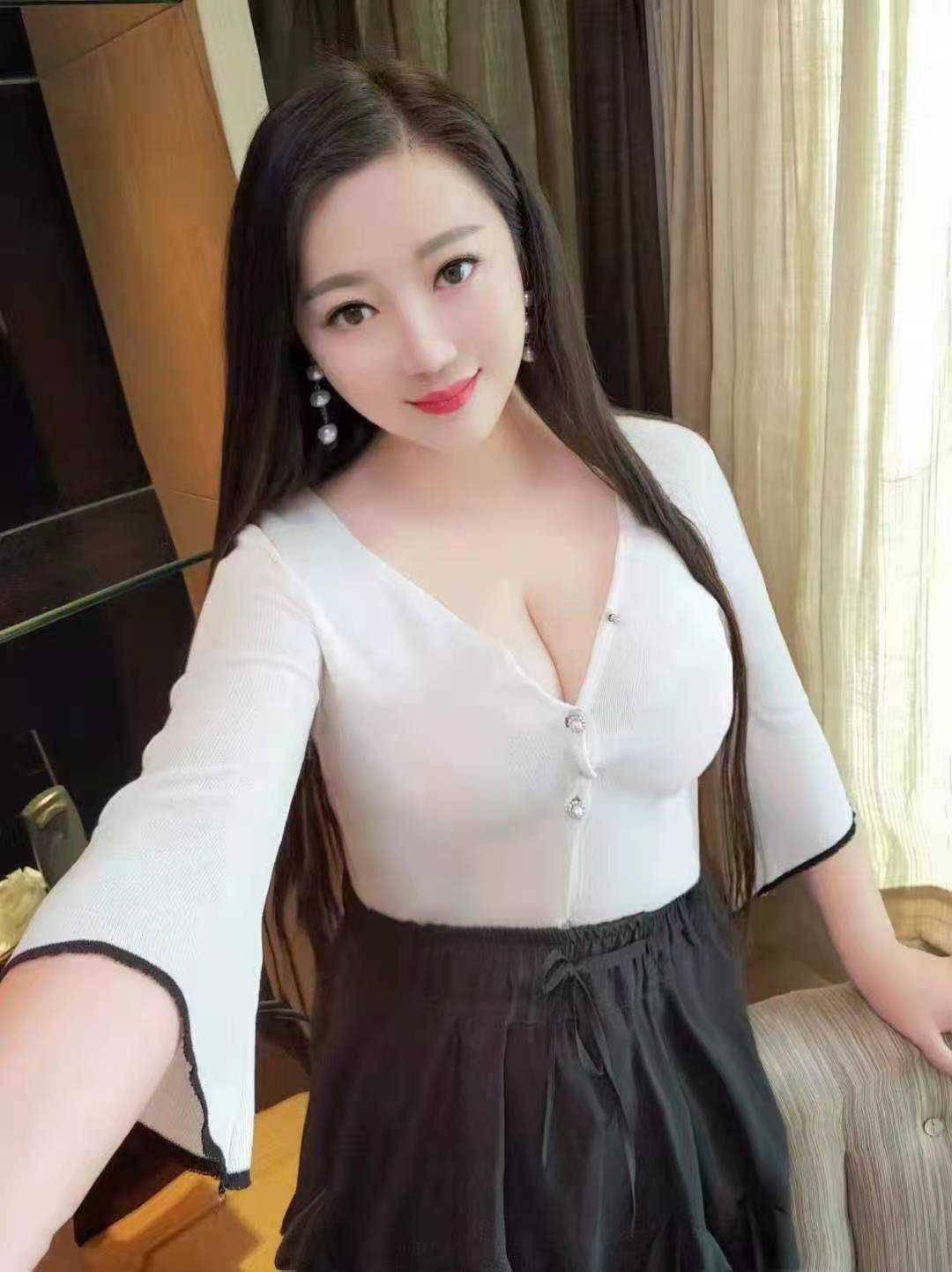 本人肤白丰满，颜值很高