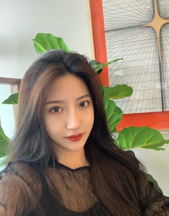 越秀长腿好身材，粉嫩大灯罩