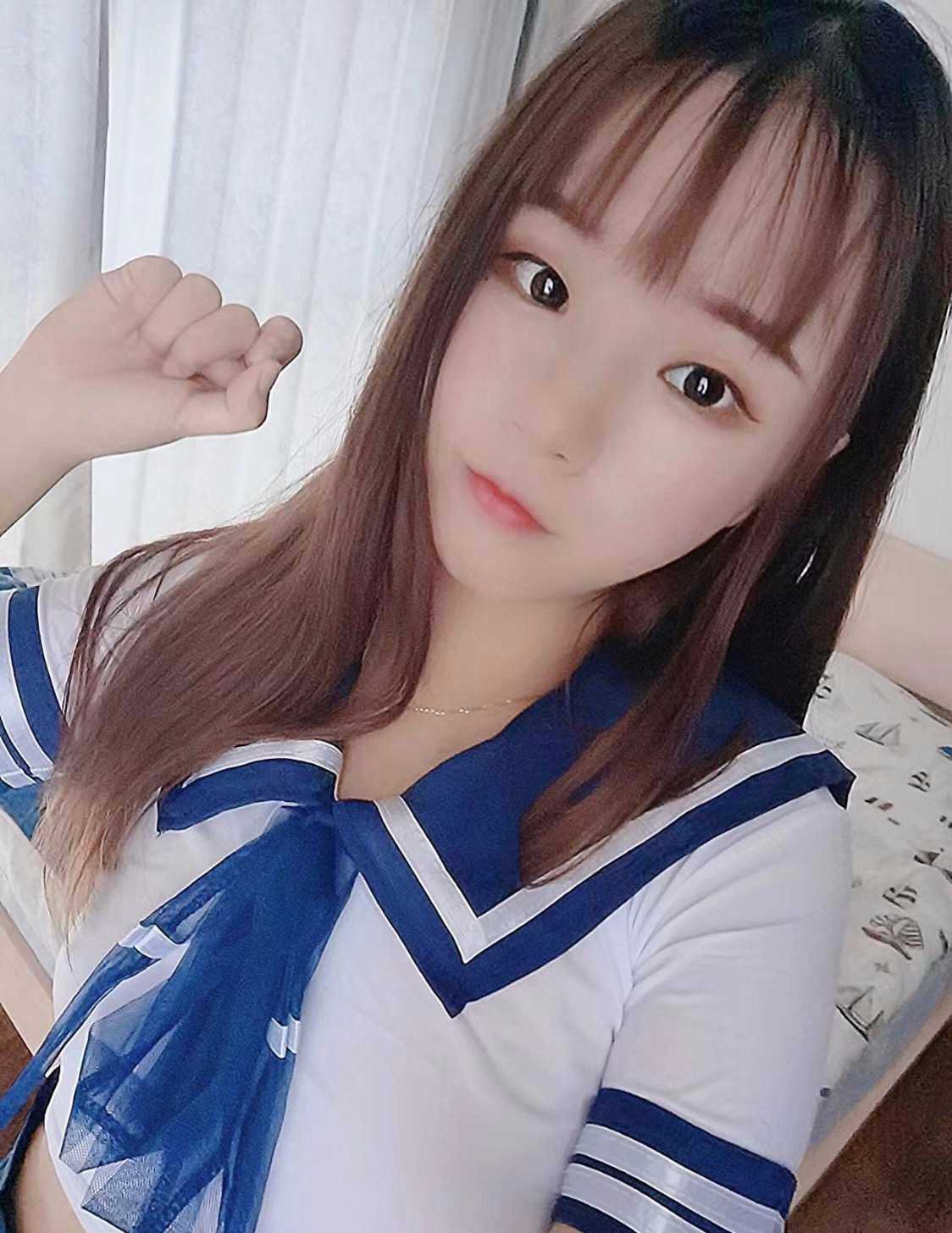 白云人和地铁附近，性感奔放的妹子